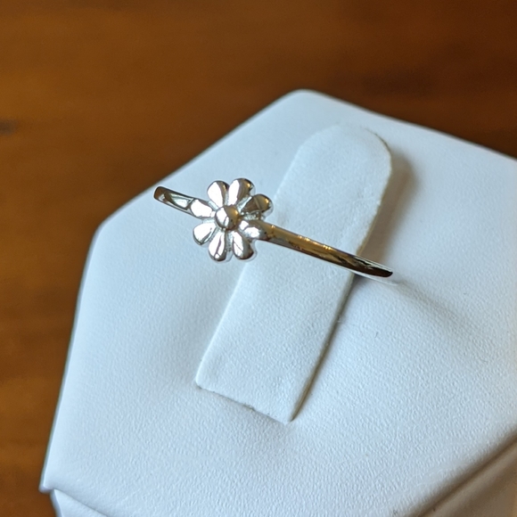 Sterling silver flower ring - Picture 3 of 12